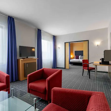 Ramada By Wyndham מלון 4*