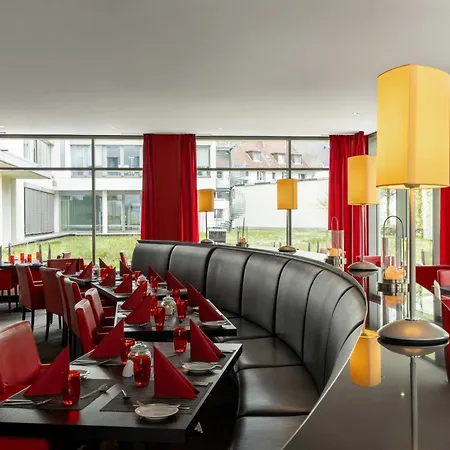 Ramada By Wyndham מלון