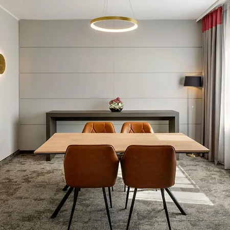 Ramada By Wyndham מלון