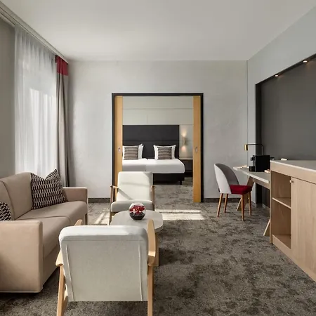 Ramada By Wyndham מלון 4*