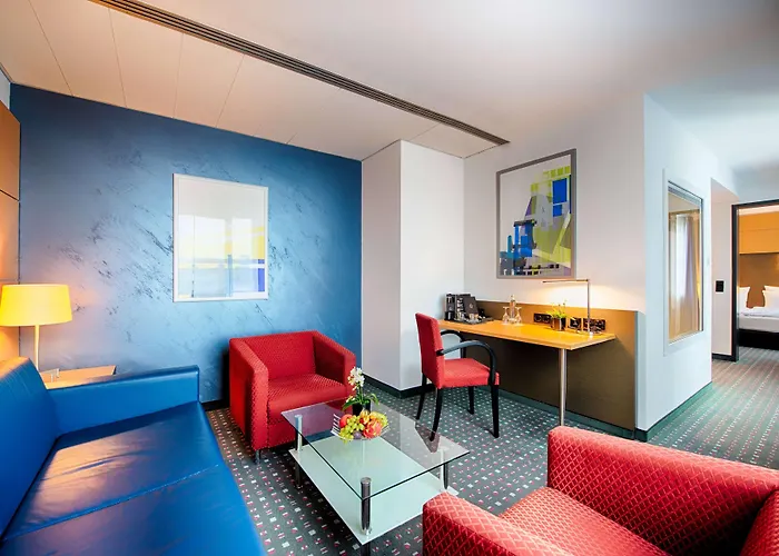 Ramada By Wyndham מלון